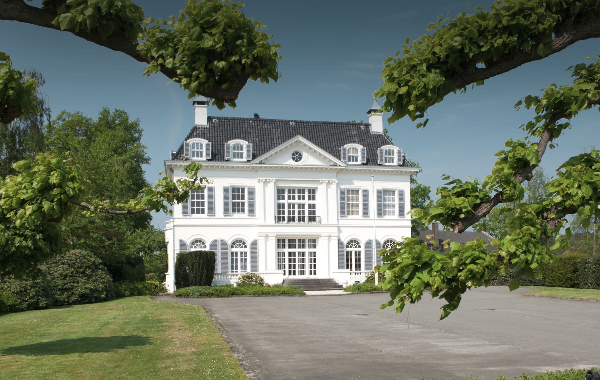 Klassische Villa mit parkähnlichem Garten