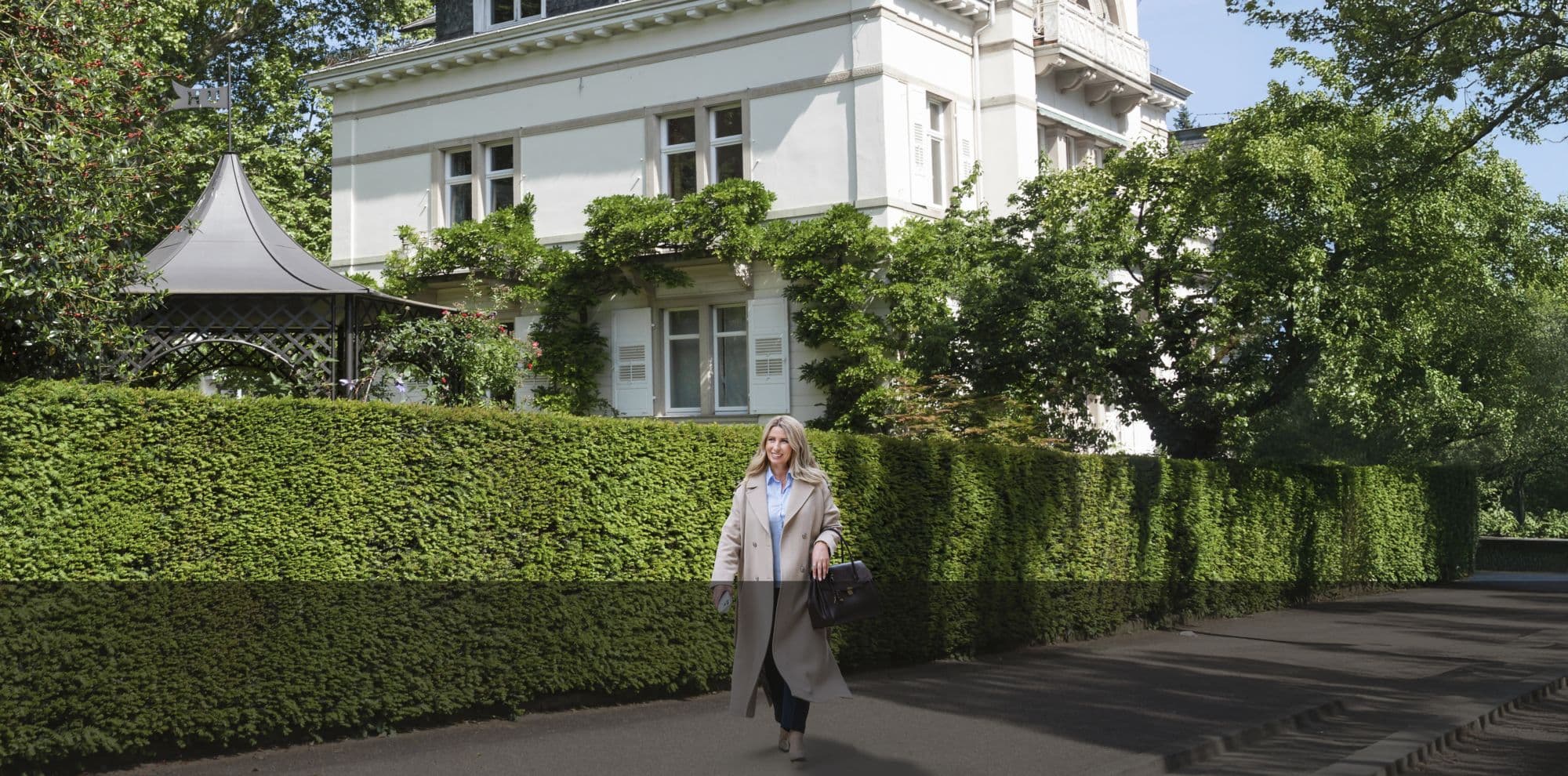 Drita Kaußen-Behramaj vor einer Villa