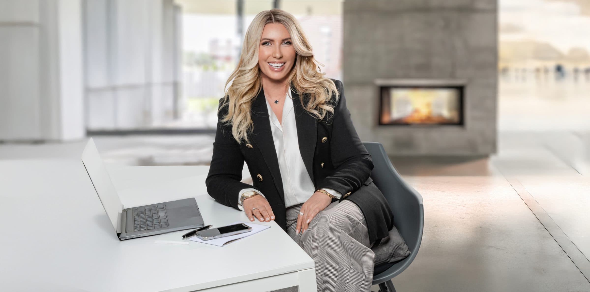 Drita Kaußen-Behramaj am Schreibtisch